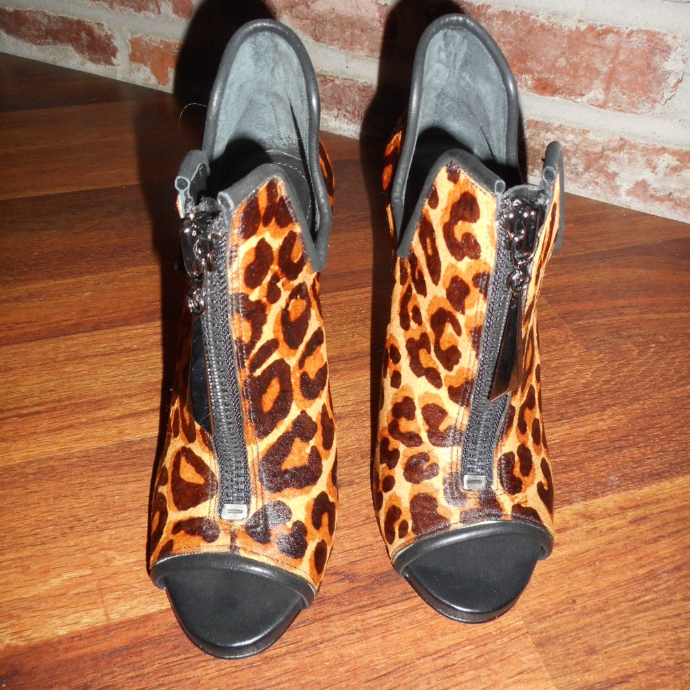NIB Schutz Leopard peep toe heeled booties, size 8 - Picture 3 of 8